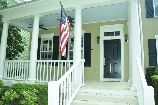 Foto del edificio - 607 Nadina Pl