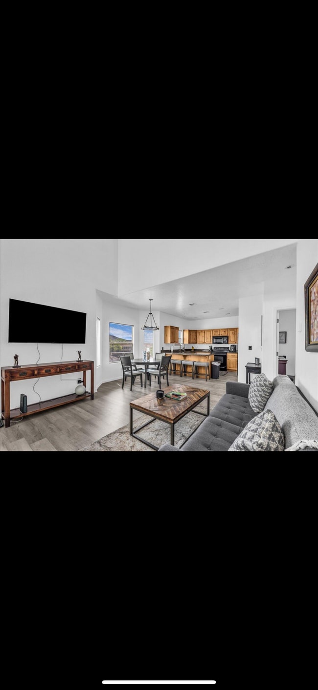 Building Photo - 1277 W Las Hurdes Dr
