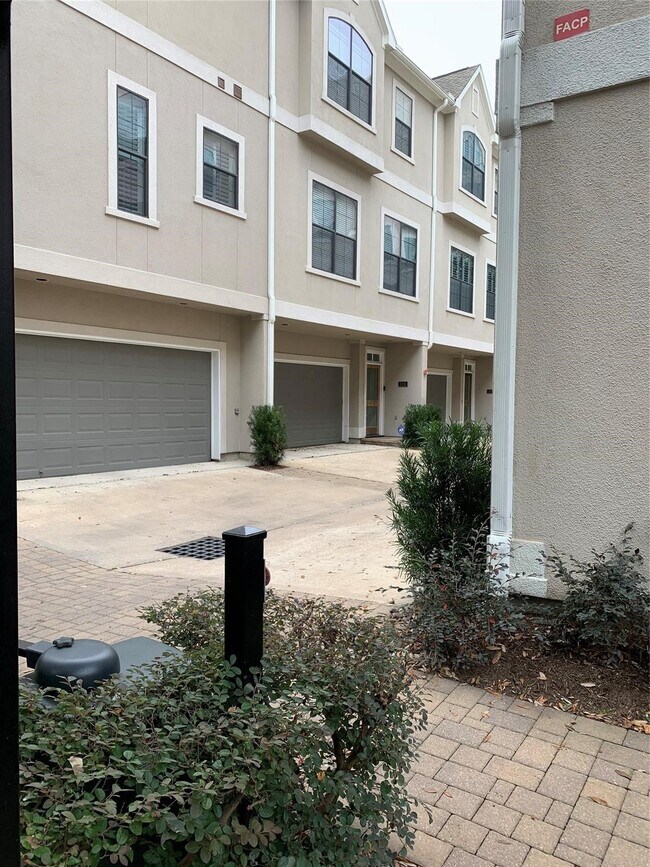 Foto del edificio - 2210 Mid Ln