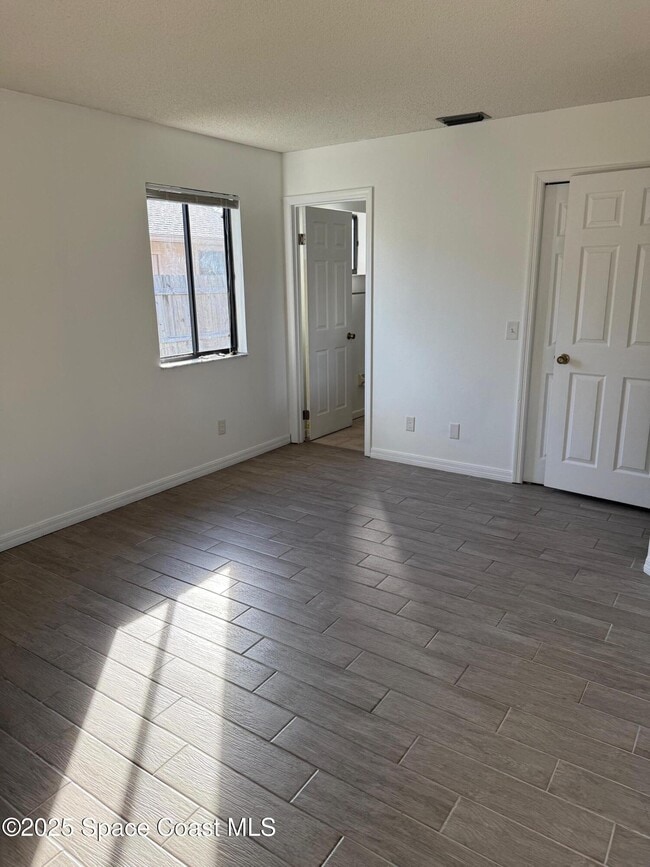 Foto del edificio - 4345 Westlake Dr