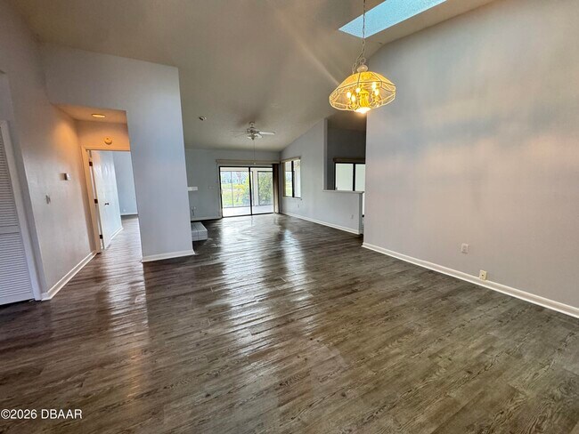 Building Photo - 1921 Sprucewood Way