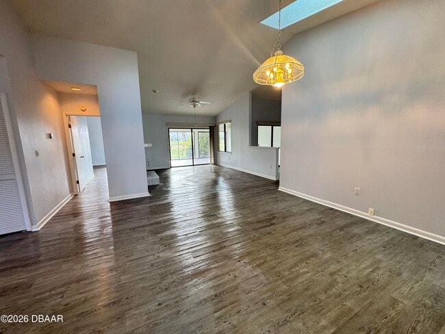 Foto del edificio - 1921 Sprucewood Way