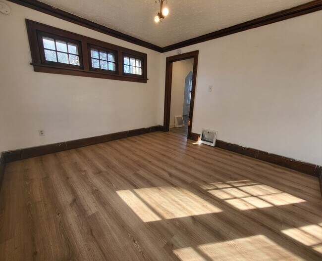 Building Photo - 958 Mercer Ave