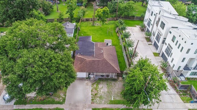 Building Photo - 1534 Antoine Dr