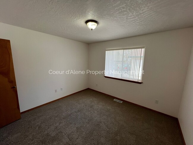 Building Photo - 1135/1137/1139 W Sumac