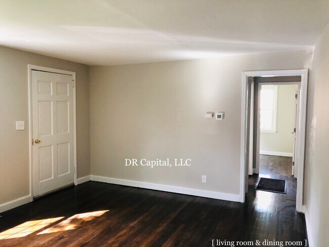 Sala de estar - 2401 Arden St