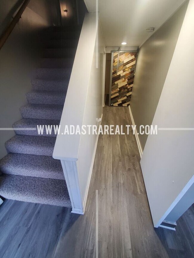 Foto del edificio - Very Nice Overland Park Duplex-Coming SOON!!