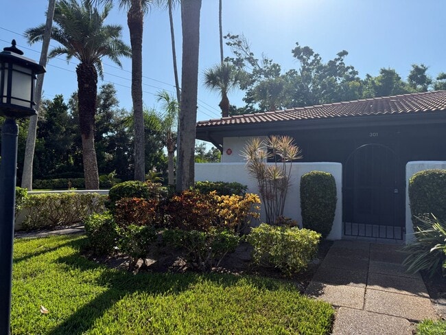 Building Photo - IMG Golf Course 2/2 Condo at Valencia Gard...