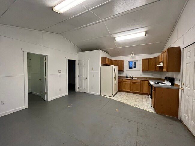 Building Photo - 2385 Maria St