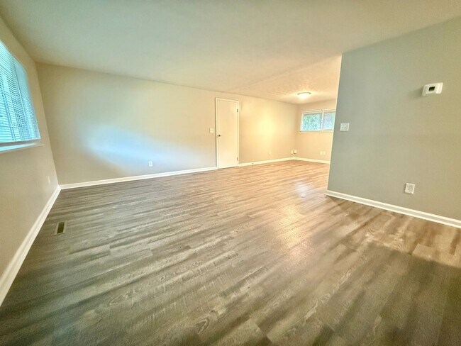 Foto del edificio - 300 Ives Ln