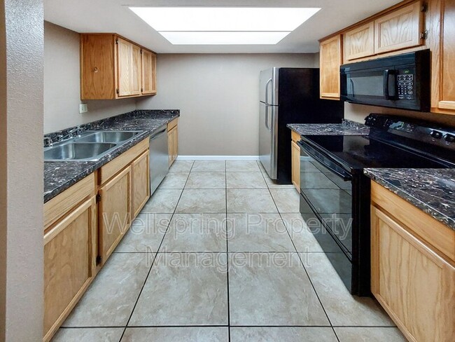 Foto del edificio - 730 N Sanders St