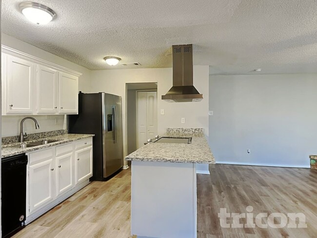 Building Photo - 7437 Sandhurst Ln E