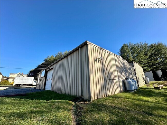 Foto del edificio - 4965 U.S. Hwy 421 N