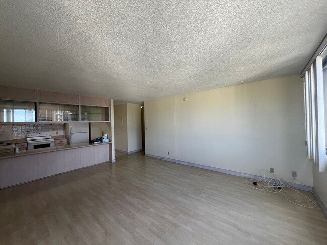 Building Photo - 2 Bedroom 1 bath High Floor/end unit in Ku...