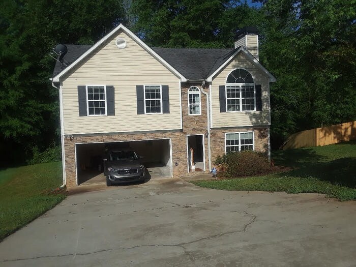 Foto principal - BEAUTIFUL 4 BR, 2.5 BATH IN LIBERTY SQUARE