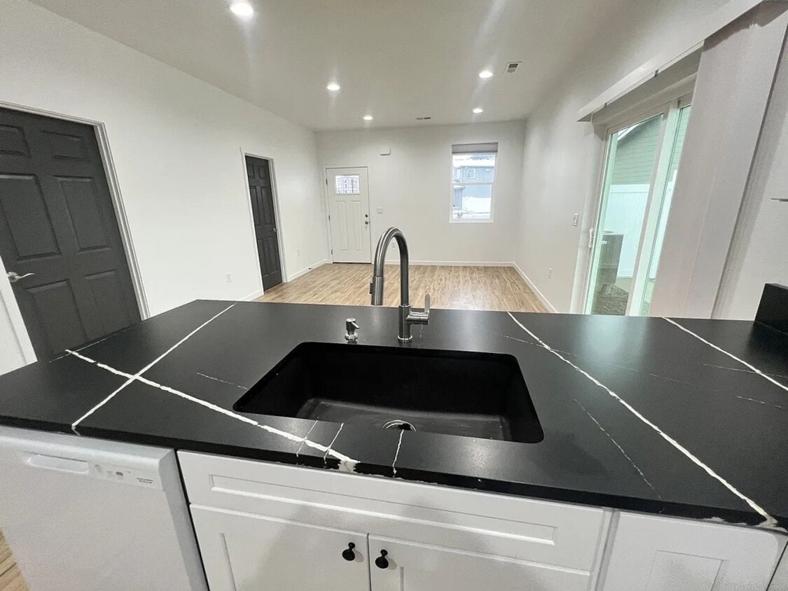 Building Photo - 119 Grant Dr