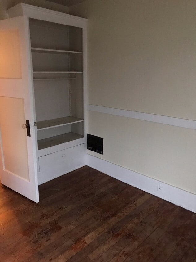 Primary Photo - 5 Bedrooms 1.5 baths house