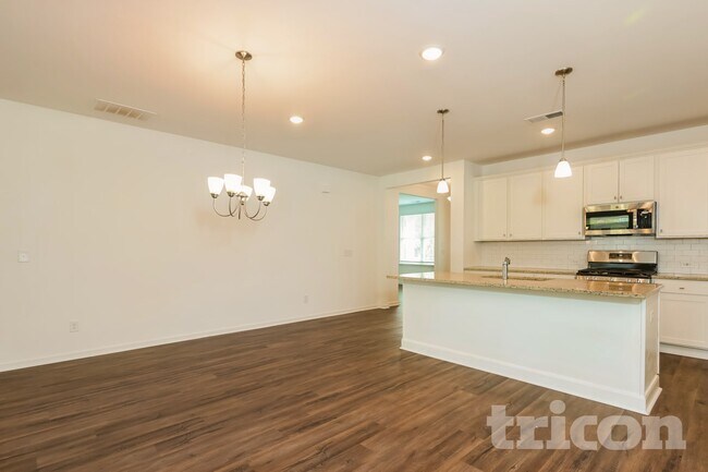 Building Photo - 117 Everett Sq