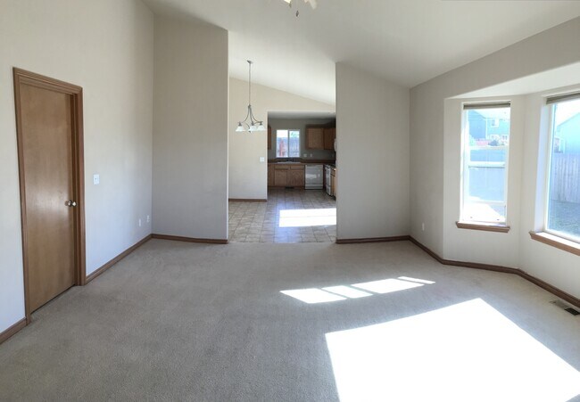 Foto del edificio - Spacious 3 Bed / 2 Bath - First Month's Rent Half-Off