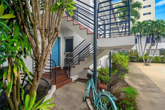Foto del edificio - 4710 Pine Tree Dr