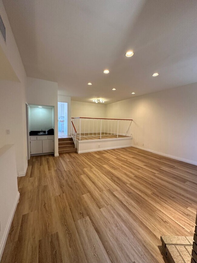 Building Photo - 3 Bedroom Townhome in the Desirable city o...