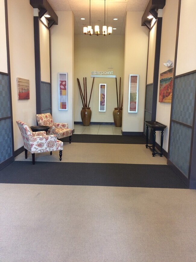 Foto del edificio - Bright Top-Floor Condo in the Heart of the...