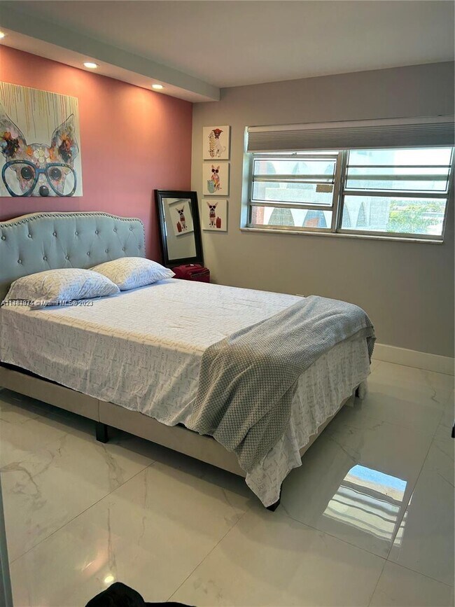 Building Photo - 1770 NE 191st St