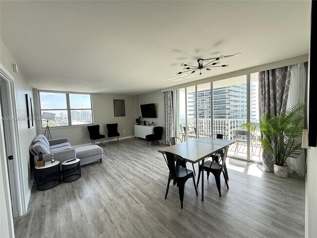 Foto del edificio - 5838 Collins Ave