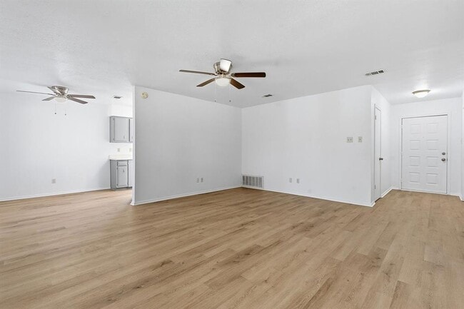 Foto del edificio - 7717 Elderberry Dr