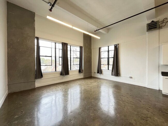 Building Photo - Sunny loft with views and laundry in unit....