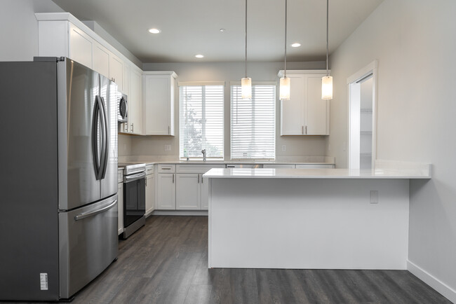 Cocina y despensa - The Two-Ten Townhomes