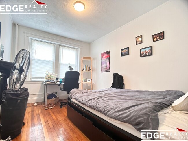 Building Photo - 264 Kelton St