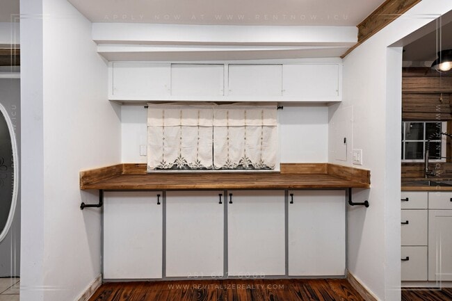 Foto del edificio - Charming Foley Bungalow with Timeless Char...
