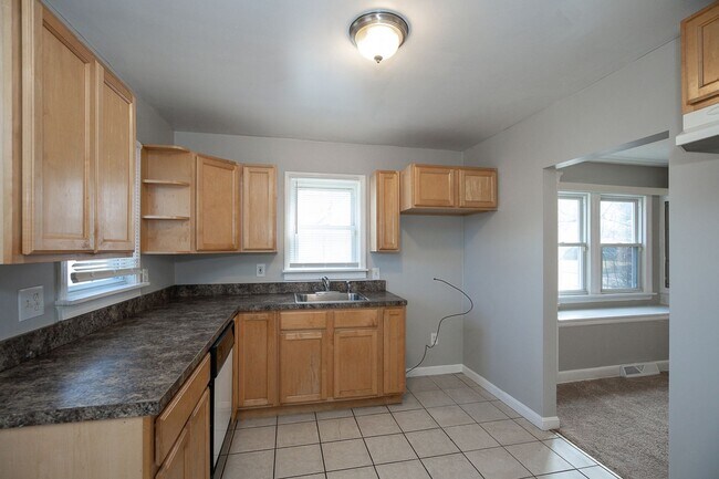 Foto del edificio - 3 bed 1.5 bath Euclid Single Family home