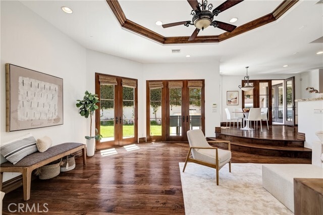 Building Photo - 718 N Poinsettia Ave