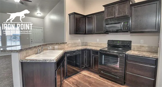 Building Photo - 3bed/2bath w/bonus room, 3 car garage, spl...