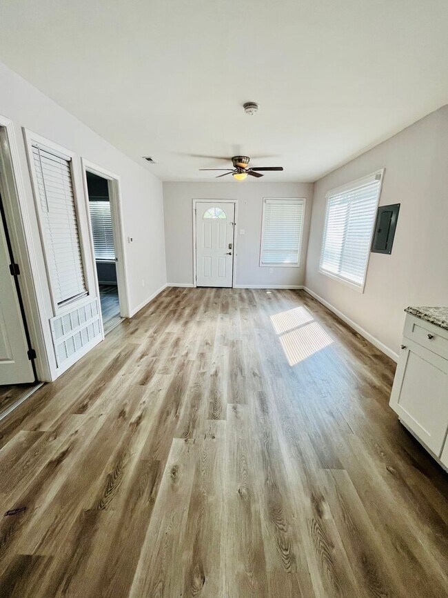 Building Photo - Updated Three Bedroom House off Taylor Blvd!