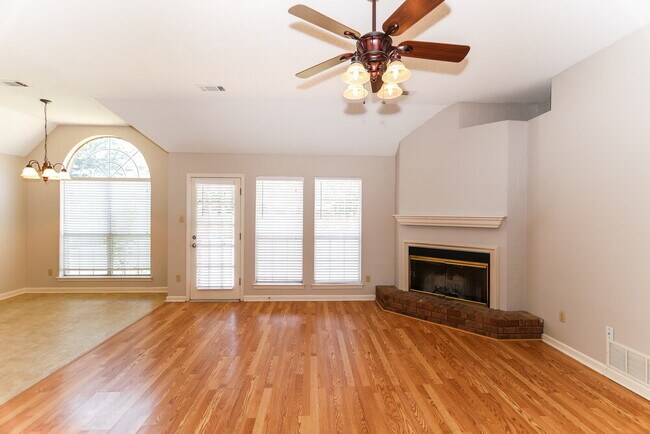 Foto del edificio - 6664 Laurel Valley Dr