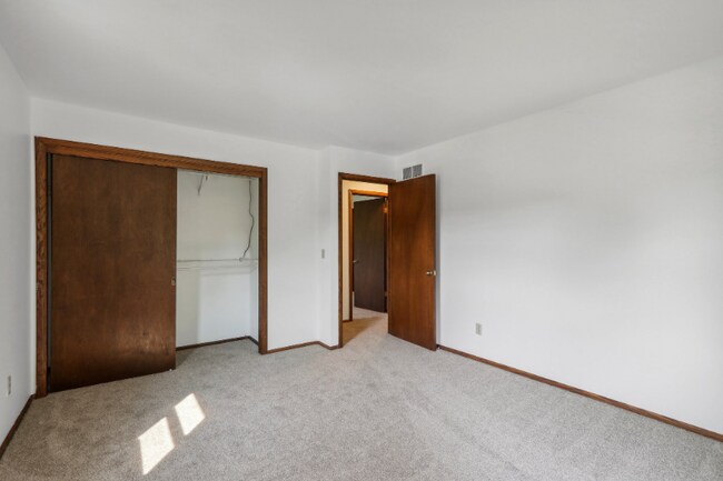 Foto del edificio - 2708-2710 Woodridge Ln