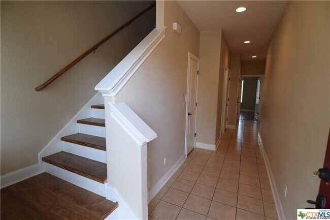 Foto del edificio - 1020 Misty Acres Dr