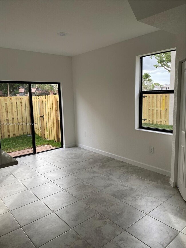 Foto del edificio - 320 NE 208th Terrace