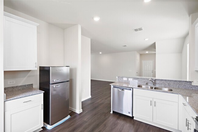 Building Photo - 6315 Lakeview Haven Dr