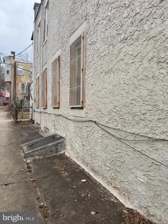 Primary Photo - 76 W Sharpnack St