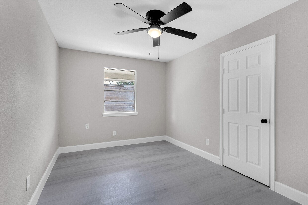 Foto principal - 4755 Wilmington St