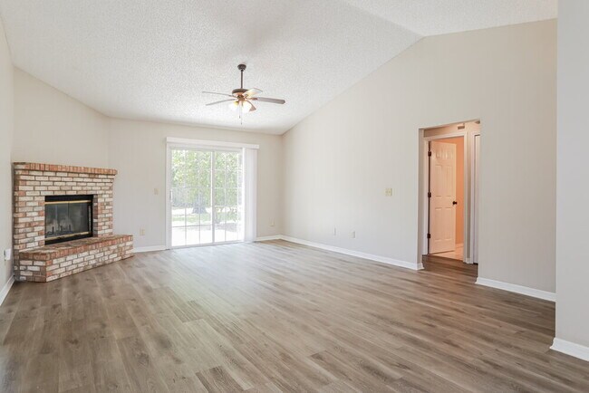 Foto del edificio - 8022 Loch Lomond Ln