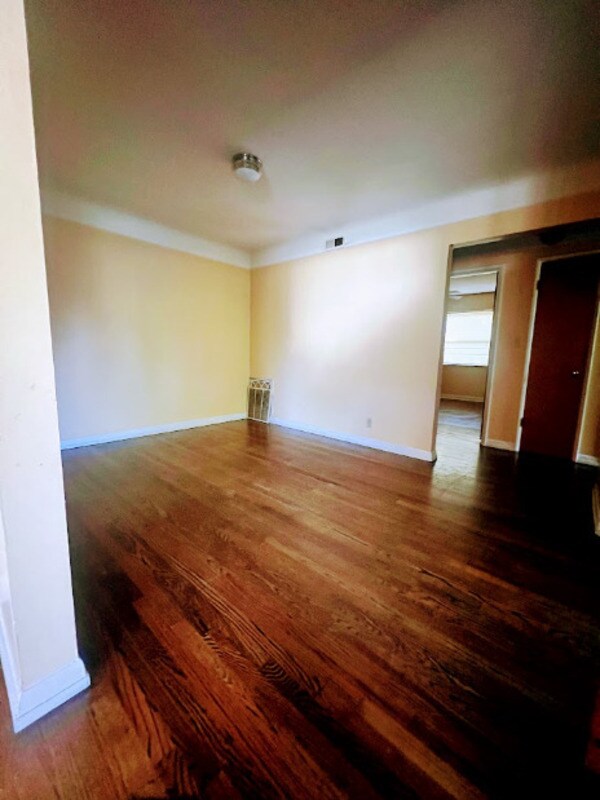 Foto del edificio - 6421 Plainfield Rd