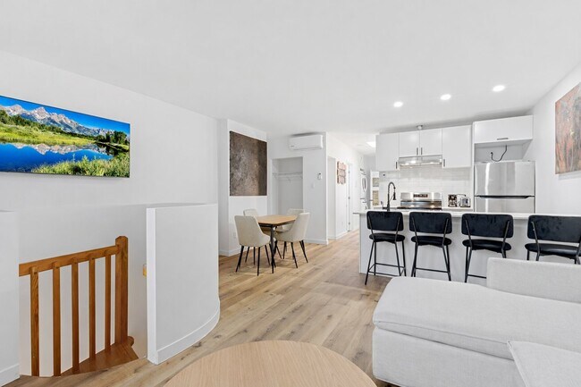 Building Photo - 2060 R. Saint-Denis