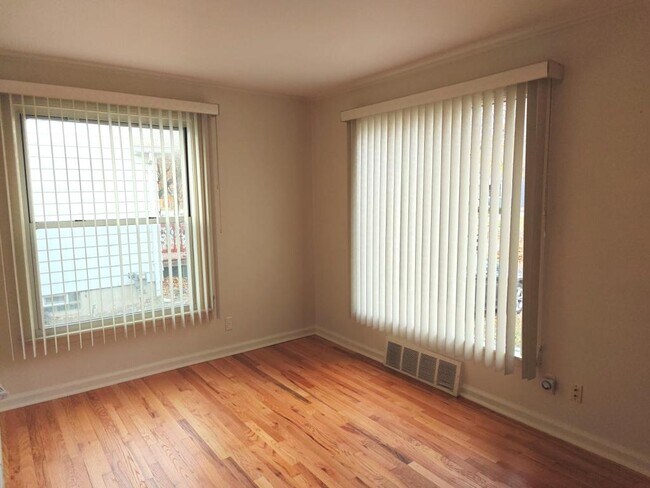 Foto del edificio - 1409 Royal Ave