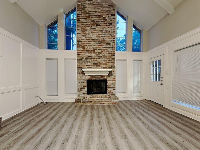 Building Photo - 2026 Lakeville Dr