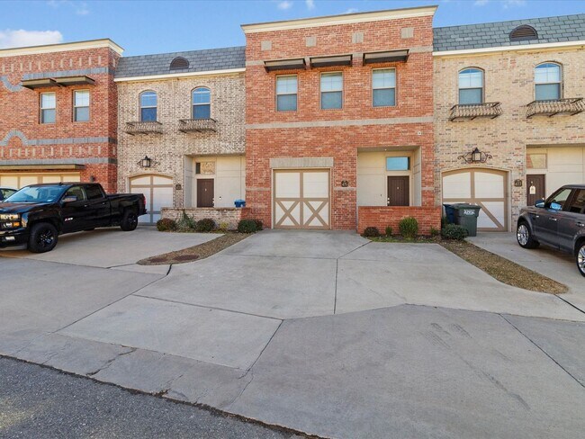 Foto del edificio - Move in Special! Gorgeous newer 2br 2.5ba Townhome!!